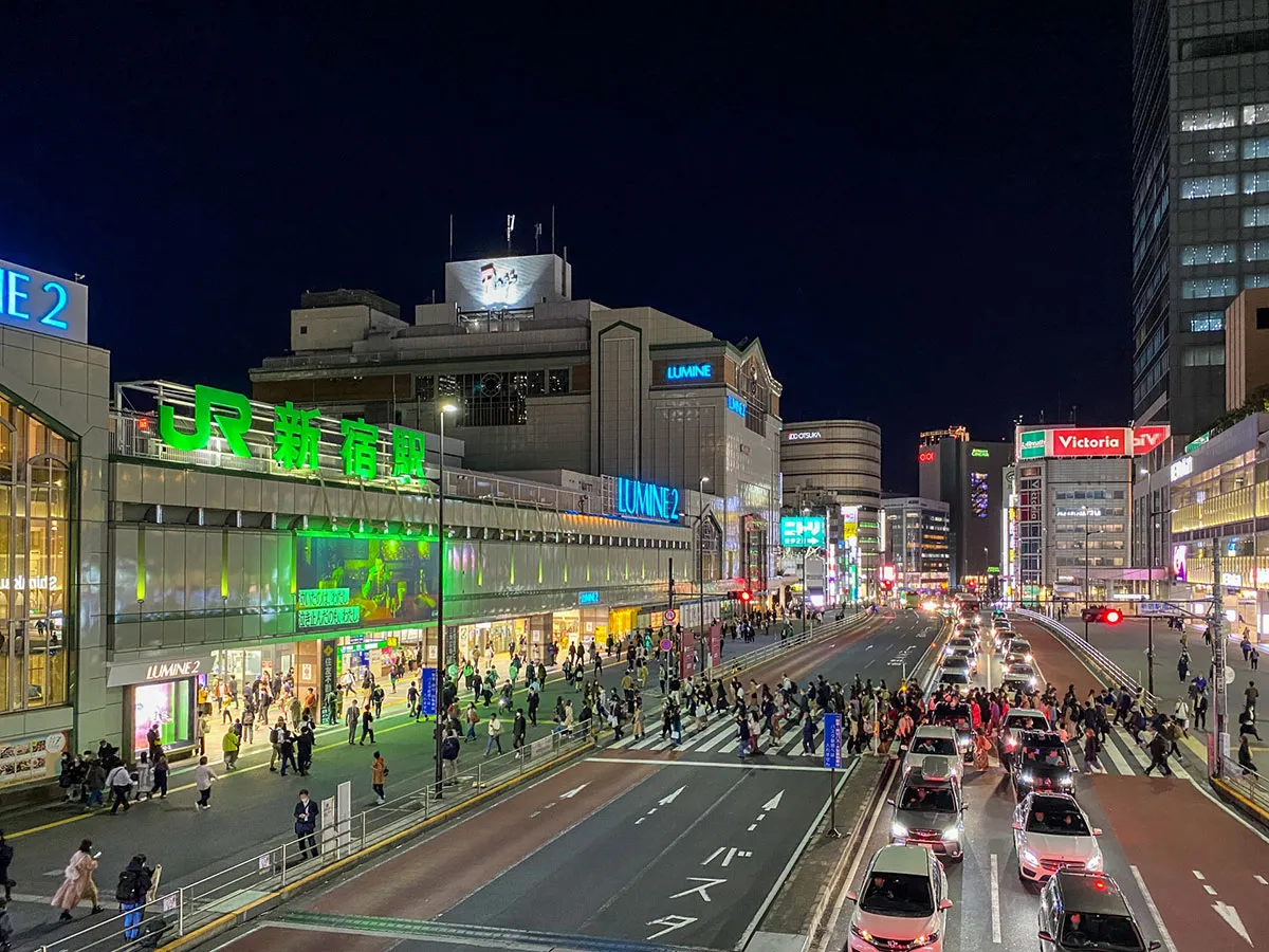 新宿駅南口・新南口エリアの風景と皮膚科選びのポイント
