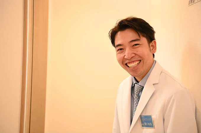 れいわクリニックの理事長関口知秀医師が笑顔でほほ笑む様子