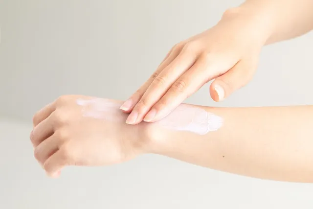 保湿クリームを塗る様子