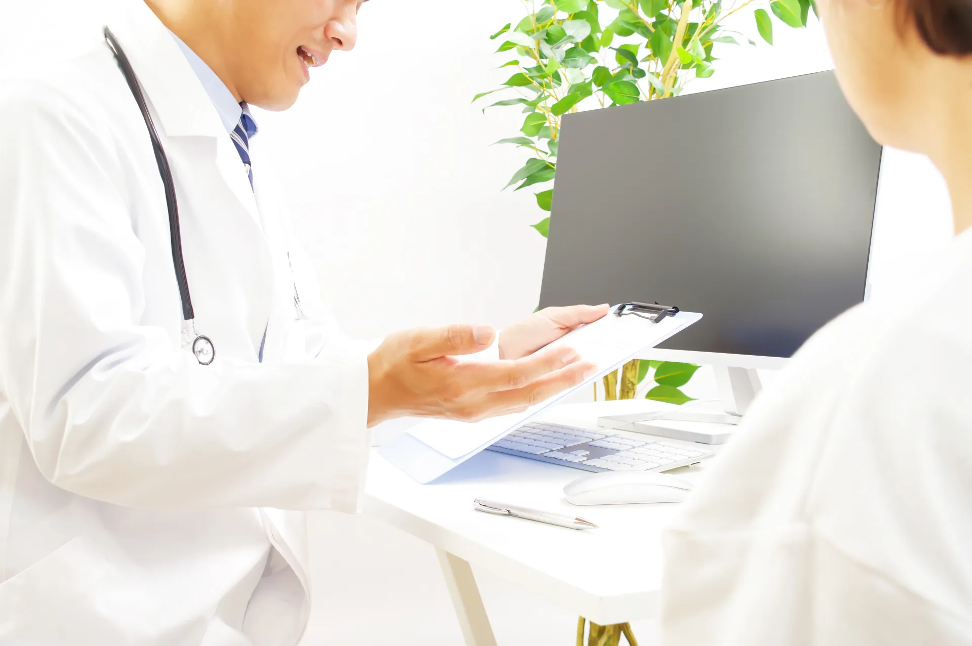 医師が患者様へ丁寧に治療説明を行っている診察風景。新宿本院では、保険診療から費用面まで、事前に分かりやすく明確なご説明を心がけています。