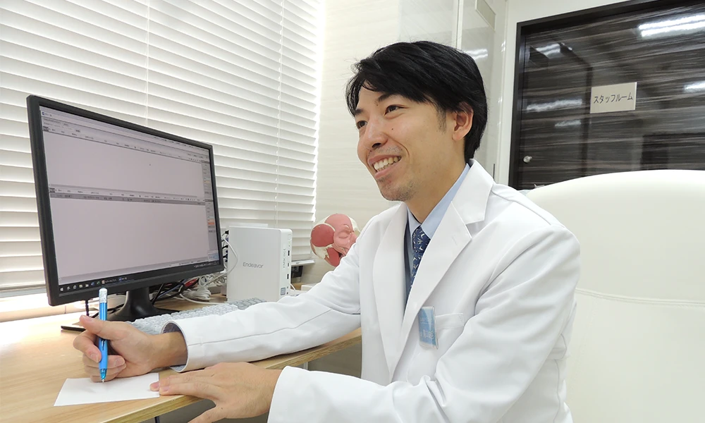 新宿れいわクリニック理事長の関口知秀が診察している様子