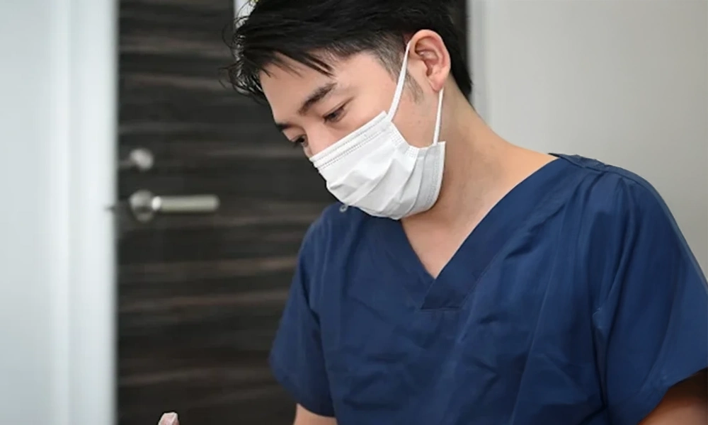 新宿れいわクリニック理事長の関口知秀が日帰り手術をしている様子
