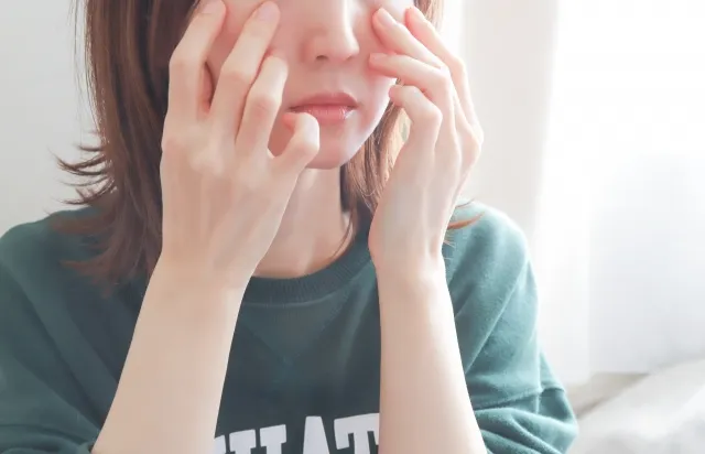 術後の目元や美容整形後のまぶたの状態を気にする女性