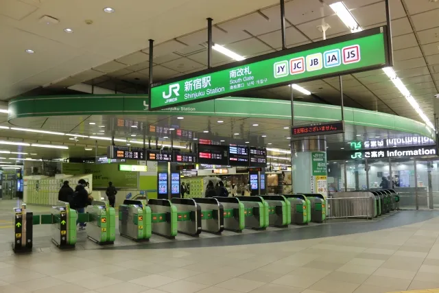 新宿駅新南口の駅出入口の写真
