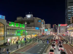 新宿駅南口の夜の様子