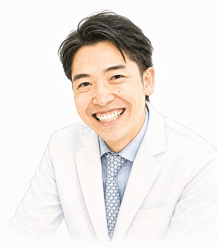 れいわクリニック理事長関口知秀が笑顔でほほ笑む様子
