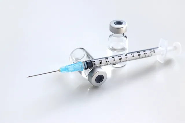 医療用プラセンタ注射の薬剤アンプルと注射器のイメージ