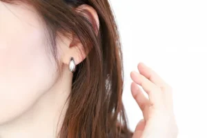 女性がピアス付けている