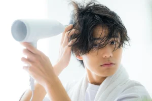 秋冬の抜け毛や頭皮の変化を気にする男性のイメージ